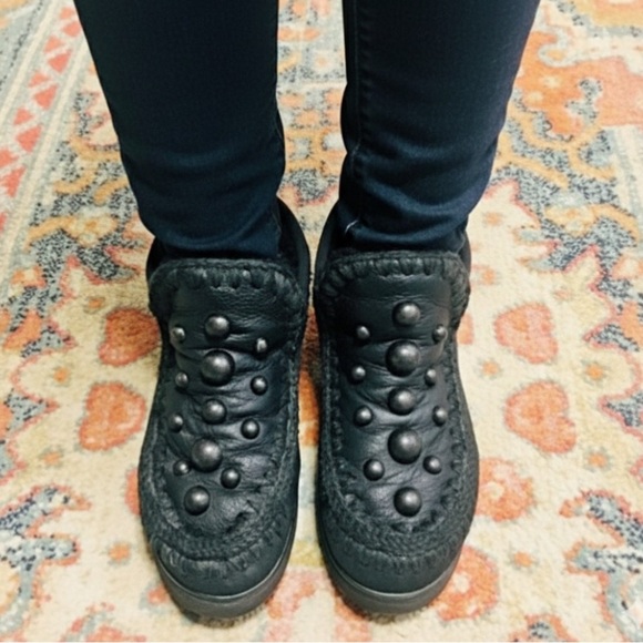 MOU Black Leather Shearling Sherpa Short Ankle Studded Boots Women's 7 to 7.5 - Picture 1 of 13